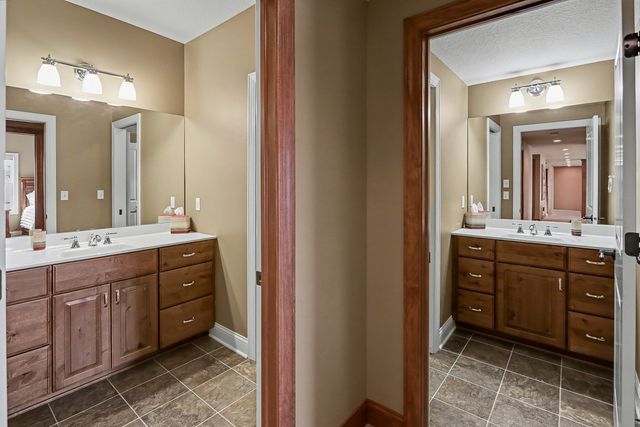 1009 Fountain View Drive, Pella, IA 50219