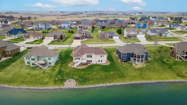 1009 Fountain View Drive, Pella, IA 50219