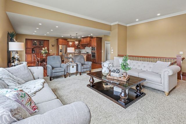 1009 Fountain View Drive, Pella, IA 50219