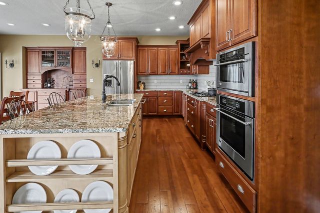 1009 Fountain View Drive, Pella, IA 50219