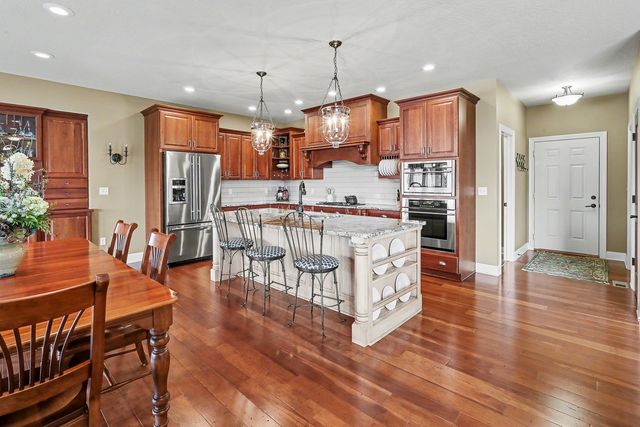 1009 Fountain View Drive, Pella, IA 50219