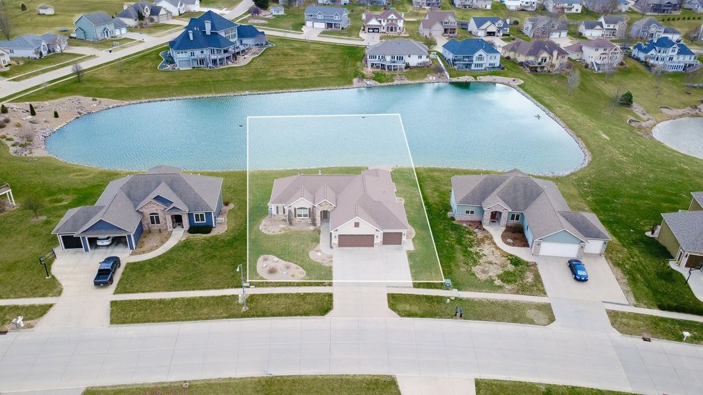 1009 Fountain View Drive, Pella, IA 50219