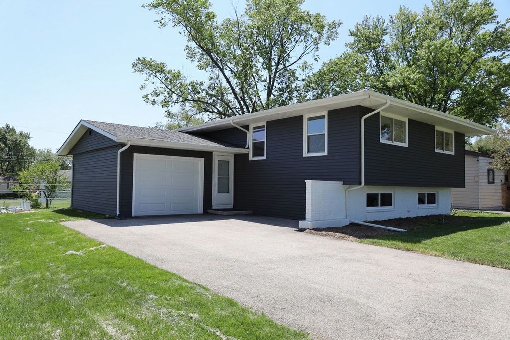2541 75th Street, Woodridge, IL 60517