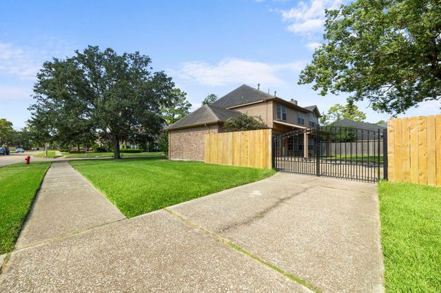 607 Fernwood Drive, Friendswood, TX 77546