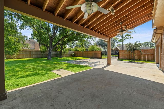 607 Fernwood Drive, Friendswood, TX 77546