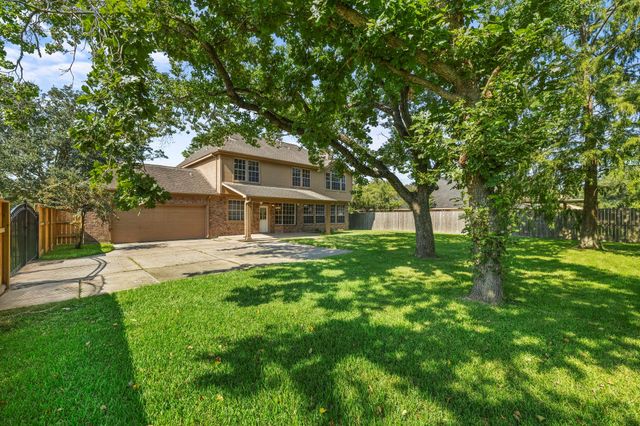 607 Fernwood Drive, Friendswood, TX 77546