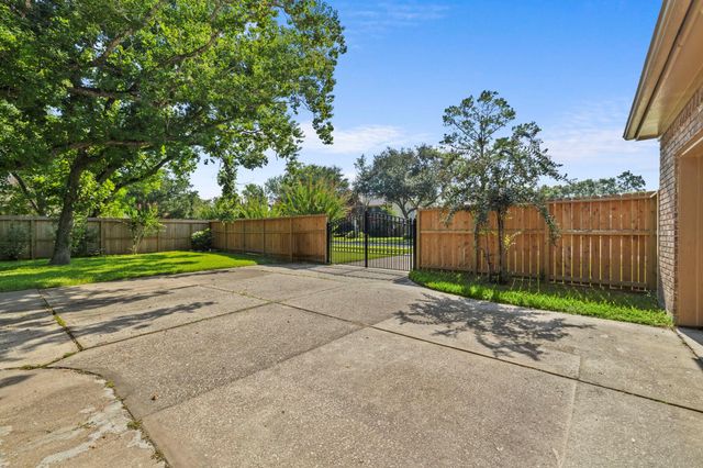 607 Fernwood Drive, Friendswood, TX 77546