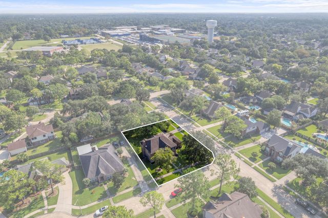 607 Fernwood Drive, Friendswood, TX 77546