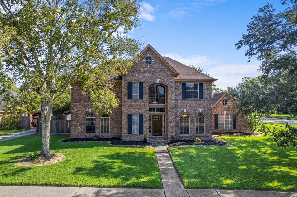 607 Fernwood Drive, Friendswood, TX 77546