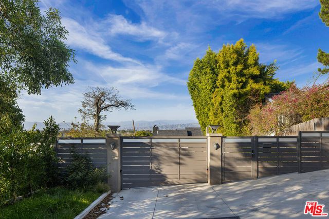 11775 Laurelwood Drive, Studio City, CA 91604