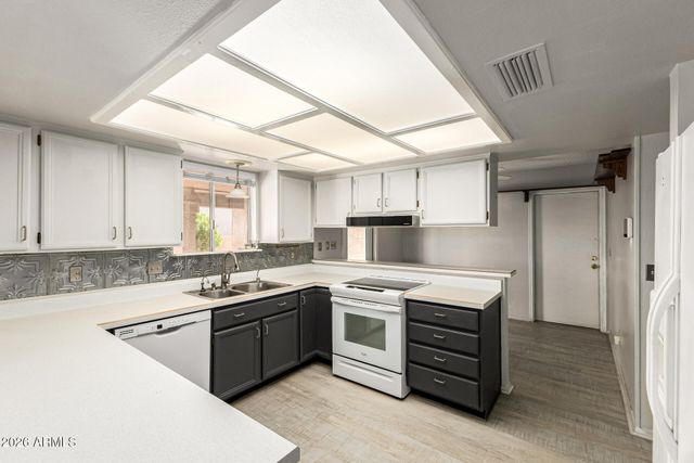 10430 E REGAL Drive, Sun Lakes, AZ 85248