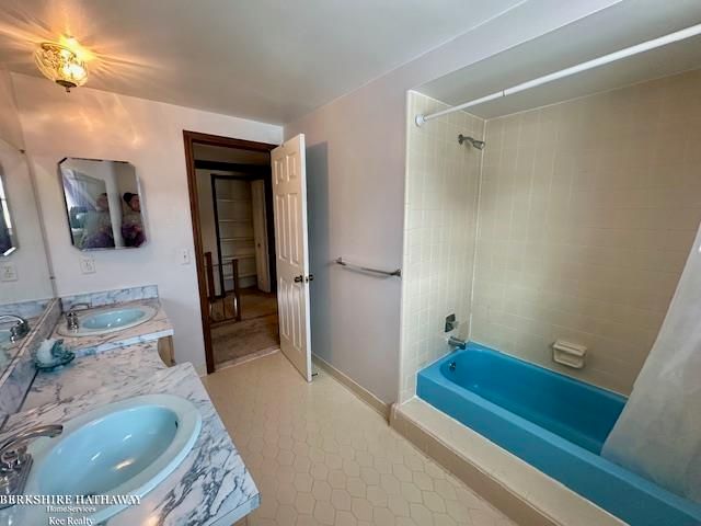 39020 E Royal Doulton Boulevard, Clinton Twp, MI 48038