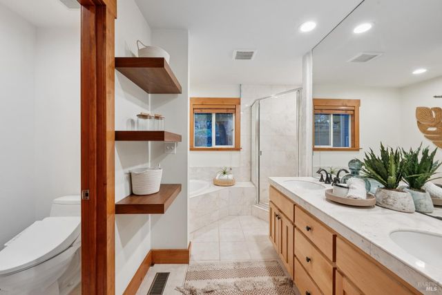 2016 Park Vista Ct, Santa Rosa, CA 95405