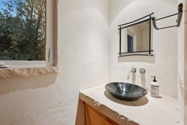 2016 Park Vista Ct, Santa Rosa, CA 95405