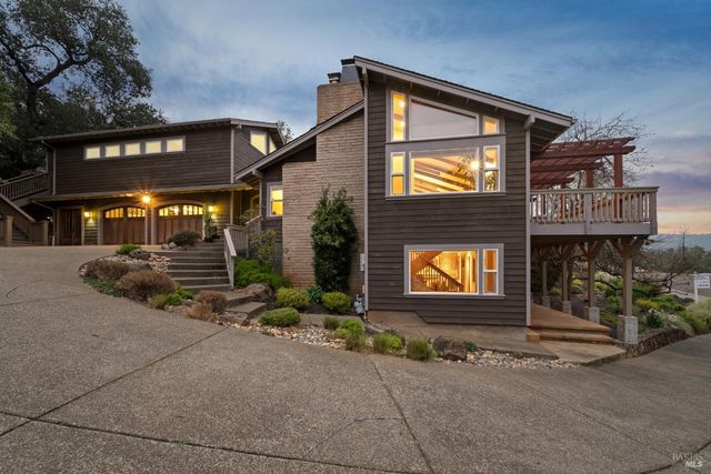 2016 Park Vista Ct, Santa Rosa, CA 95405