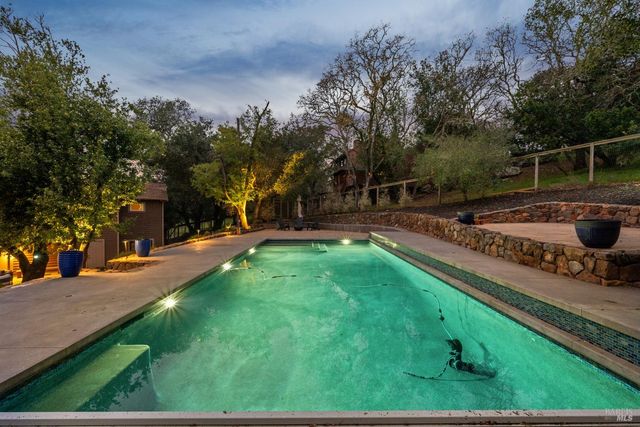 2016 Park Vista Ct, Santa Rosa, CA 95405