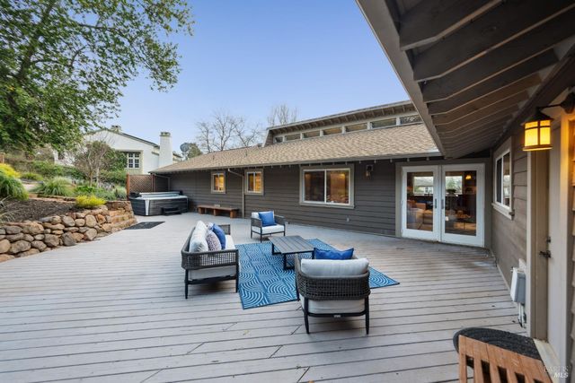 2016 Park Vista Ct, Santa Rosa, CA 95405