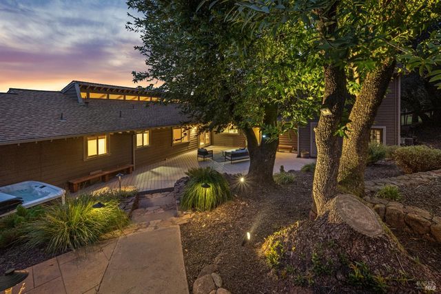 2016 Park Vista Ct, Santa Rosa, CA 95405