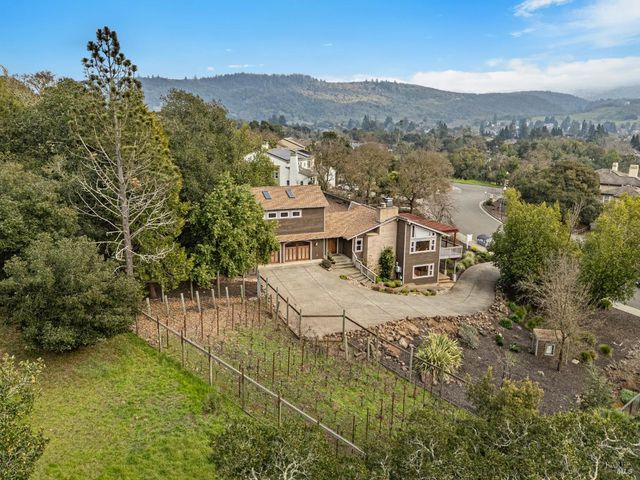2016 Park Vista Ct, Santa Rosa, CA 95405