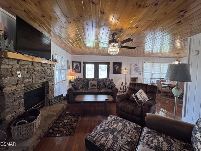 424 Country Path Way, Sevierville, TN 37862