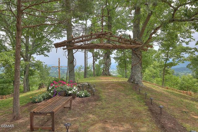 424 Country Path Way, Sevierville, TN 37862
