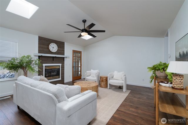 2033 Navy Lane, Oak Harbor, WA 98277