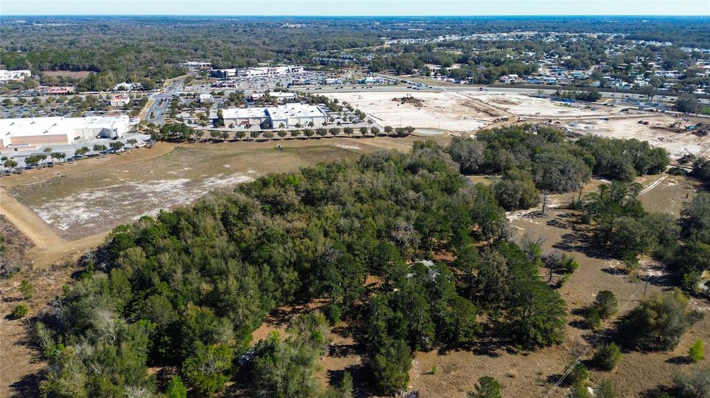 Image 18 of property listing at 39725 CLAY AVENUE N, Lady Lake, FL 32159