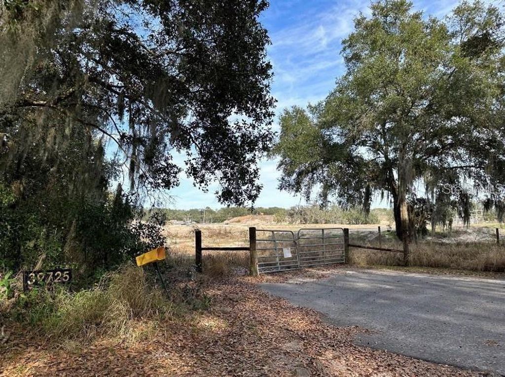 Image 23 of property listing at 39725 CLAY AVENUE N, Lady Lake, FL 32159