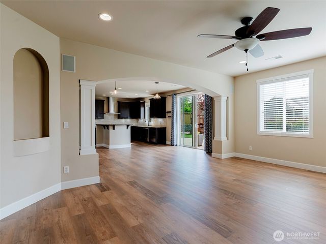 1424 40th Street SE, Puyallup, WA 98372