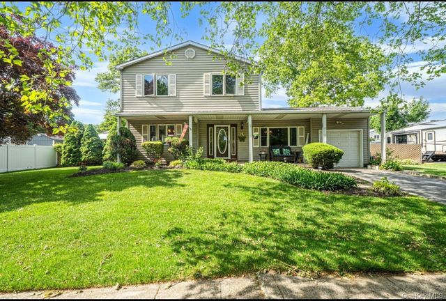 7 Resiak Court, Holbrook, NY 11741