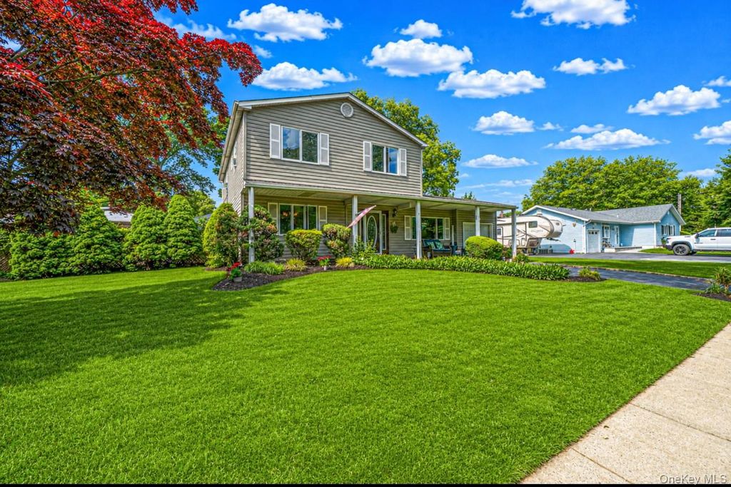 7 Resiak Court, Holbrook, NY 11741
