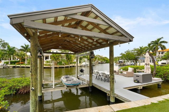 4905 W SPRING LAKE DRIVE, Tampa, FL 33629