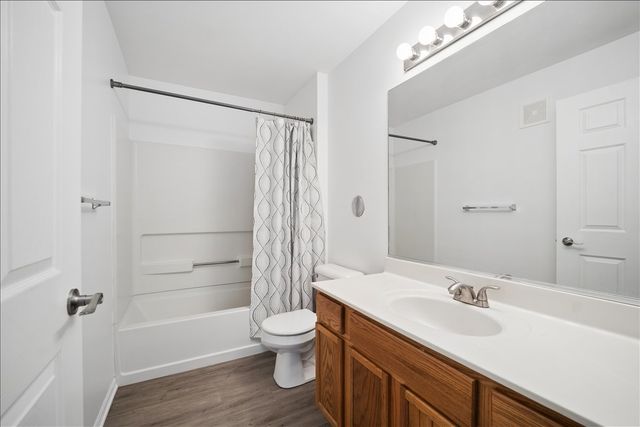 101 Silverstone Drive 101, Carpentersville, IL 60110