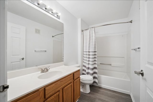 101 Silverstone Drive 101, Carpentersville, IL 60110