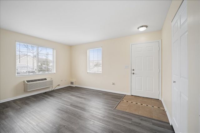 101 Silverstone Drive 101, Carpentersville, IL 60110