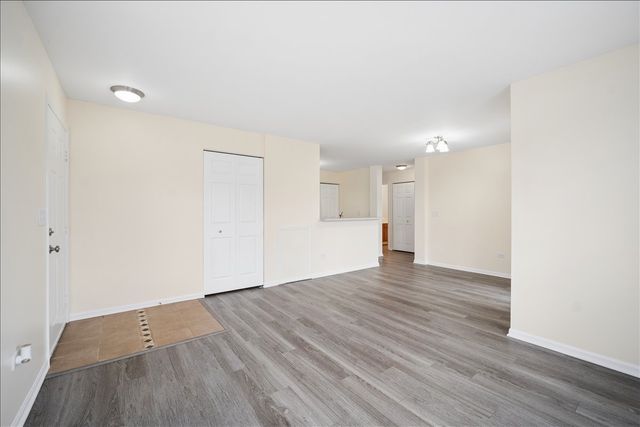 101 Silverstone Drive 101, Carpentersville, IL 60110