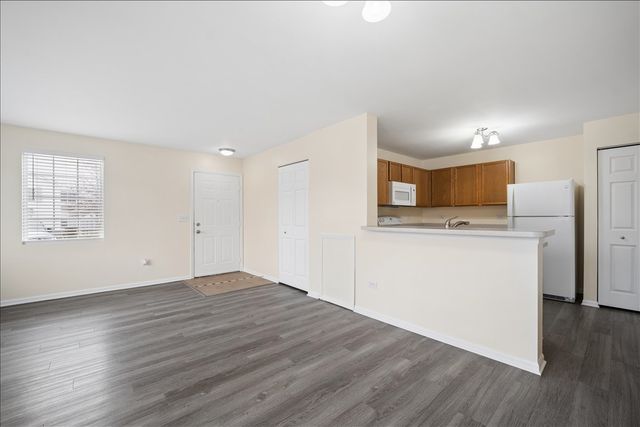 101 Silverstone Drive 101, Carpentersville, IL 60110