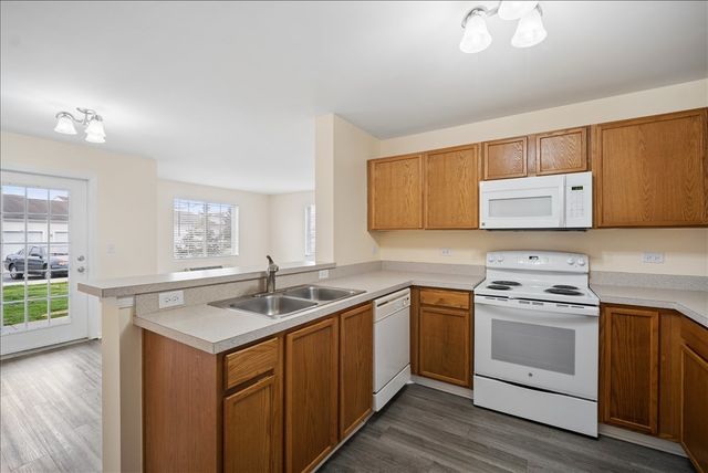 101 Silverstone Drive 101, Carpentersville, IL 60110