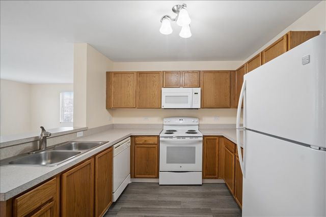 101 Silverstone Drive 101, Carpentersville, IL 60110