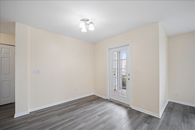 101 Silverstone Drive 101, Carpentersville, IL 60110