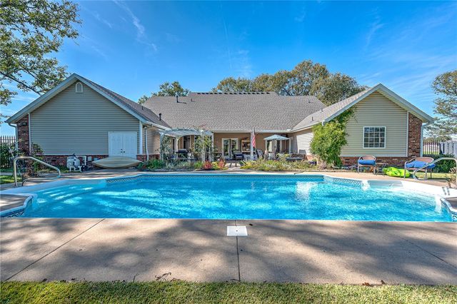 726 S Bausinger Road, Tontitown, AR 72762