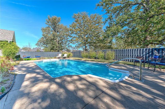 726 S Bausinger Road, Tontitown, AR 72762