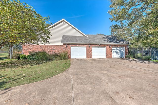 726 S Bausinger Road, Tontitown, AR 72762