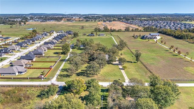 726 S Bausinger Road, Tontitown, AR 72762