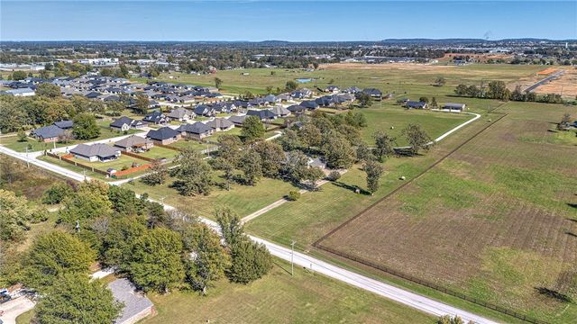 726 S Bausinger Road, Tontitown, AR 72762