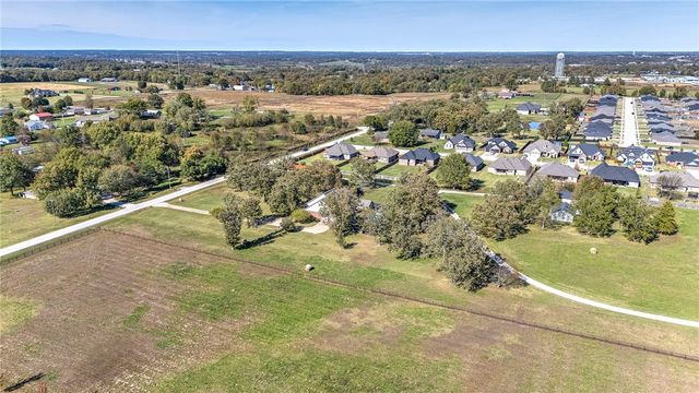 726 S Bausinger Road, Tontitown, AR 72762