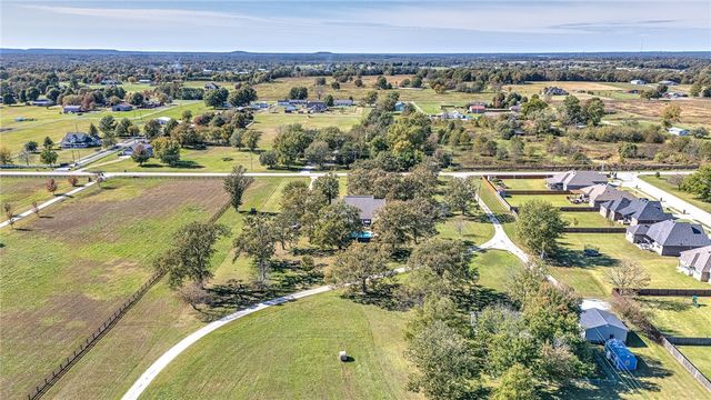 726 S Bausinger Road, Tontitown, AR 72762