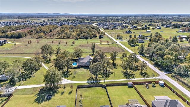 726 S Bausinger Road, Tontitown, AR 72762