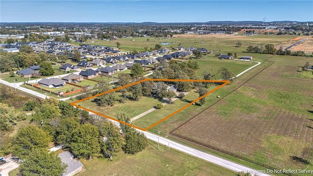 726 S Bausinger Road, Tontitown, AR 72762