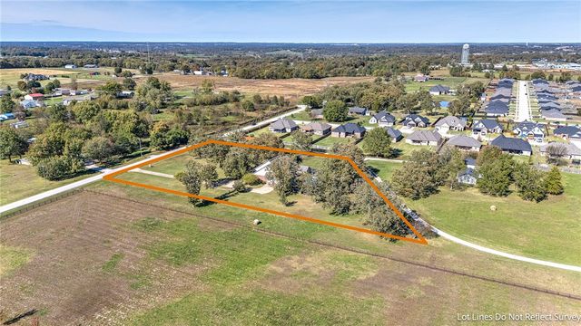 726 S Bausinger Road, Tontitown, AR 72762